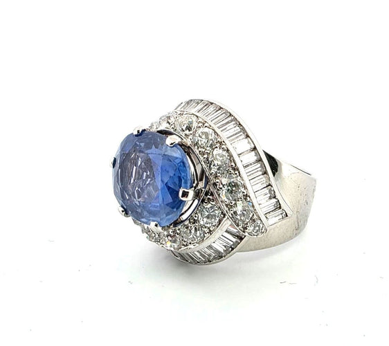 Bague 52 Magnifique bague en or blanc massif 18 carats ornée d'un saphir et de diamants. 58 Facettes