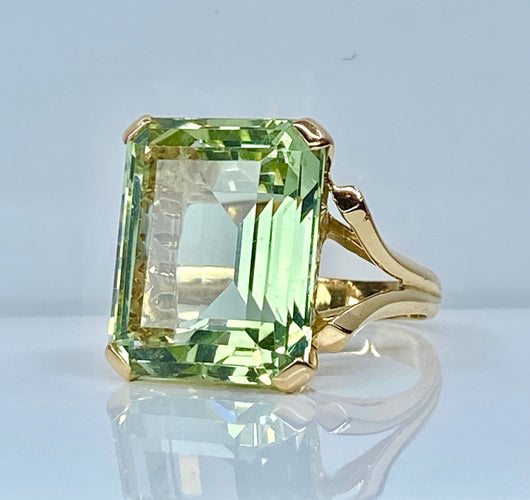 Anillo de oro amarillo y berilo verde de 20 quilates 