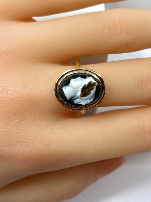 Bague 54 Bague or jaune ornée d’un camée en onyx, vers 1880 58 Facettes AB446