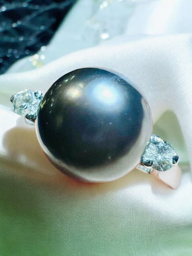 Bague 56 Bague en or blanc, perle de culture grise entourée de 2 diamants 58 Facettes 2920 A