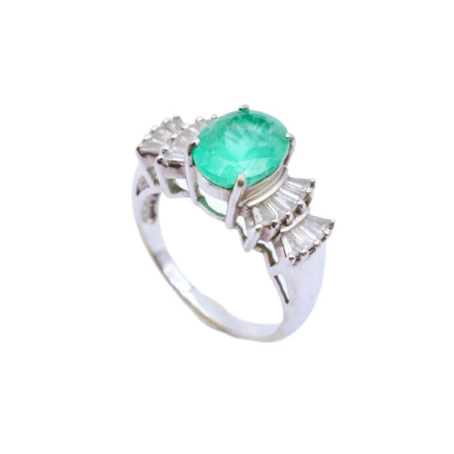 Bague 54 Bague en or blanc, émeraude et diamants 58 Facettes