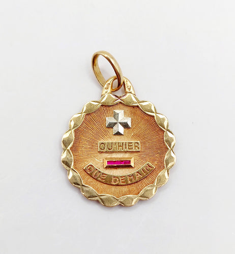 Pendentif Pendentif AUGIS médaille d'amour 19MM or rose 18k et rubis : "+ QU'HIER - QUE DEMAIN" 58 Facettes A05054