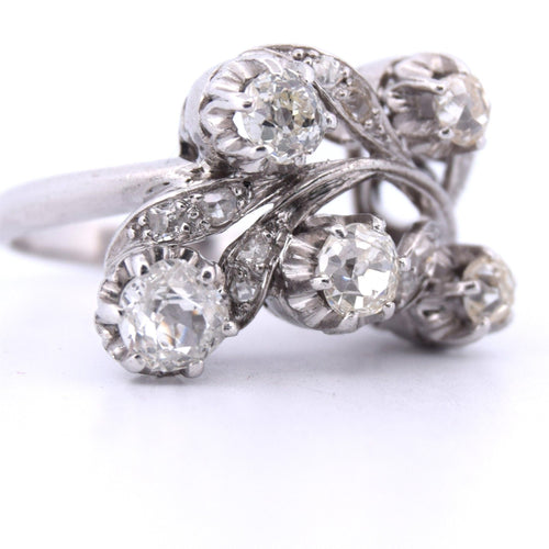 Bague 53 Bague en or blanc avec diamants des années 1940 58 Facettes