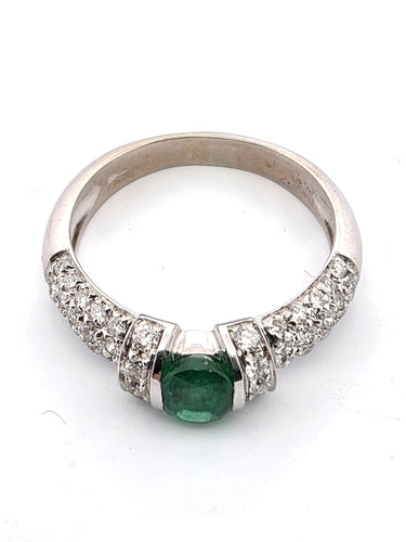 Bague 57 Bague en or blanc avec émeraude et diamants 58 Facettes