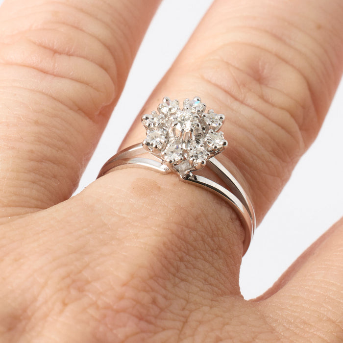 Daisyring in witgoud en diamanten