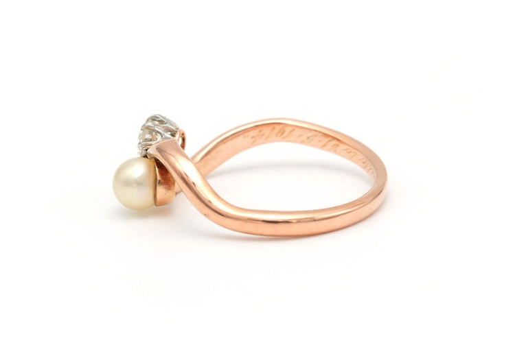 Прстен од ружичастог злата са бисером и дијамантом