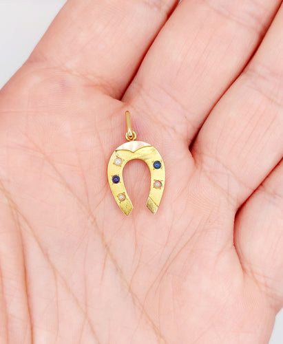Pendente a ferro di cavallo antico in oro 18k con pietre blu e perle 