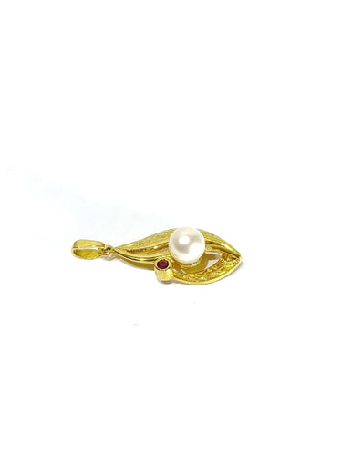 Yellow gold pendant, pearl and garnet 