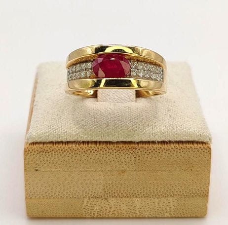Bague 55 Bague bandeau or jaune ornée d'un rubis et de diamants 58 Facettes