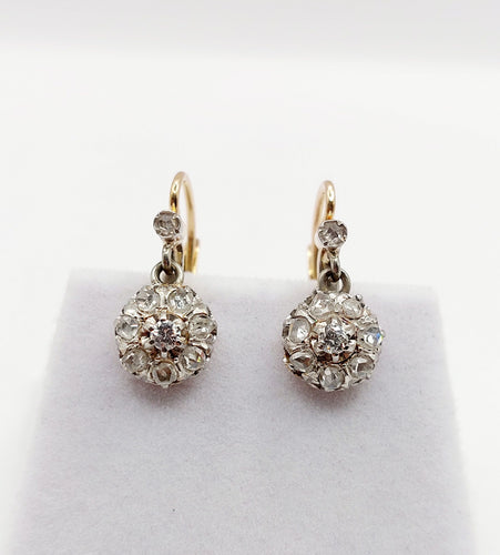 Boucles d'oreilles Dormeuses marguerite antique or 18k, platine, diamant rond et diamants taille roses (circa 1900) 58 Facettes A06360