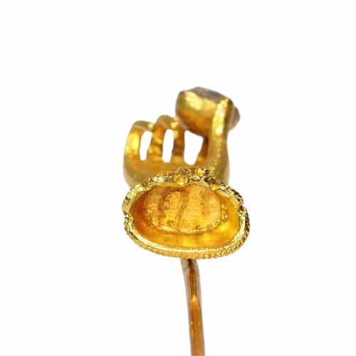 Montre Épingle à cravate romantique victorienne en or, ornée d'une main sculptée tenant un diamant taille rose 58 Facettes 25321-0203