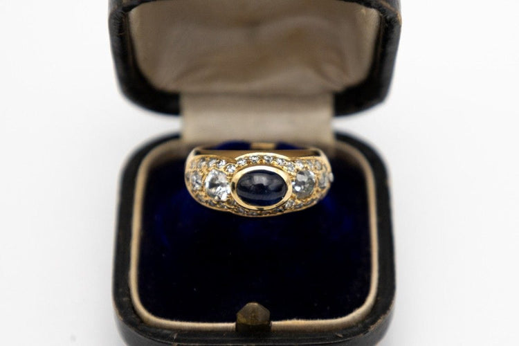 Anello antico in oro giallo con zaffiro e diamanti, Paesi Bassi. 