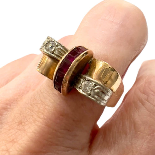 Bague 59 BAGUE CHEVALIER OU BAGUE RÉTRO DES ANNÉES 1940, OR 18 KT AVEC DIAMANTS ET RUBIS 58 Facettes Q306B