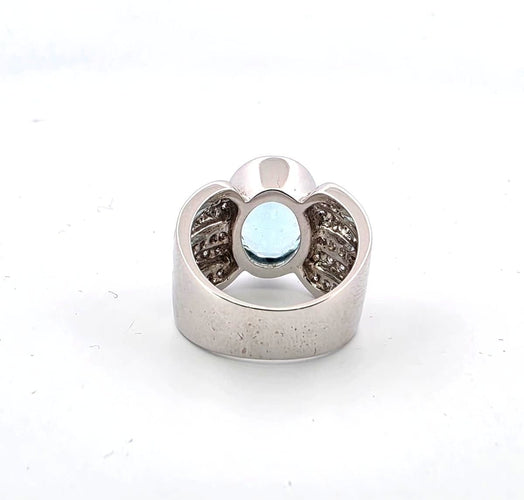Bague 56 Bague en or blanc 18 kt avec grande aigue-marine et diamants 58 Facettes