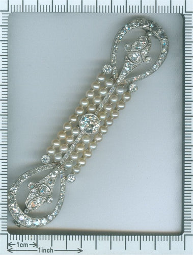 Broche L'élégance d'une époque : une exquise broche en diamants et perles datant de l'aube de l'Art déco 58 Facettes 18115-0042