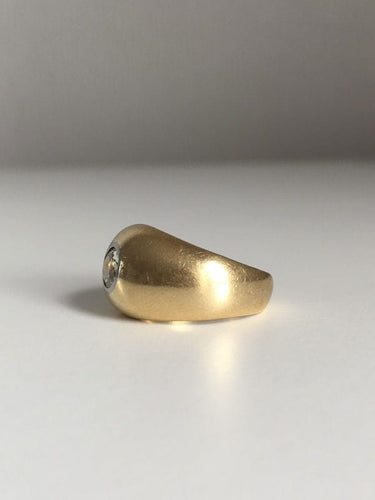Bombierter Ring aus Gelbgold und Diamant 