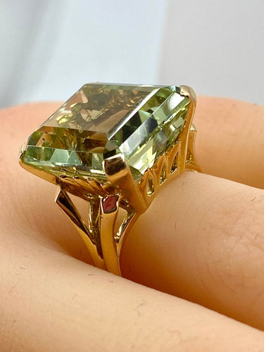 Anillo de oro amarillo y berilo verde de 20 quilates 
