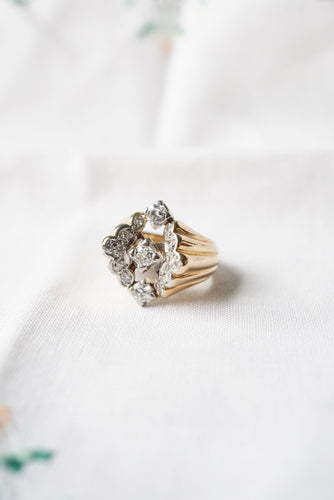 黄金花形戒指，配以花饰