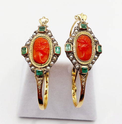 Boucles d'oreilles Dormeuses XXL poissardes victoriennes or jaune, camée corail, émeraudes (circa 1850 58 Facettes A06366