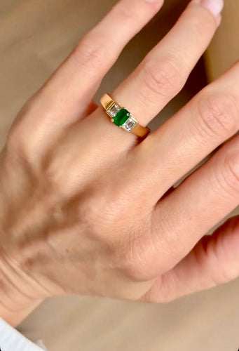 Bague 57 Bague or jaune, émeraude et diamants 58 Facettes