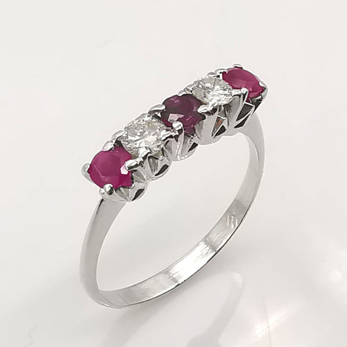 Bague 54 Bague en or 18 carats, rubis et diamants 58 Facettes