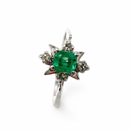 Bague 52 Bague en or blanc avec émeraude centrale et diamants 58 Facettes 50376