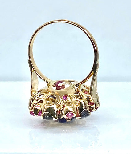 54 Importante bague or jaune, 7 saphirs et 6 rubis 58 Facettes AB454