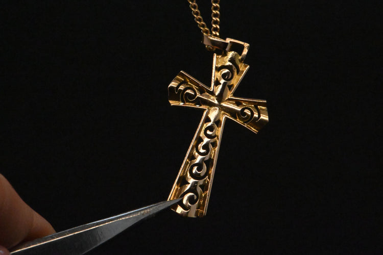 Pendentif Croix Ajourée en Or Embellie d'une Perle 58 Facettes