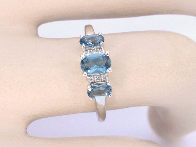 Bague 54 Bague en or blanc avec diamants et topaze 58 Facettes 2327