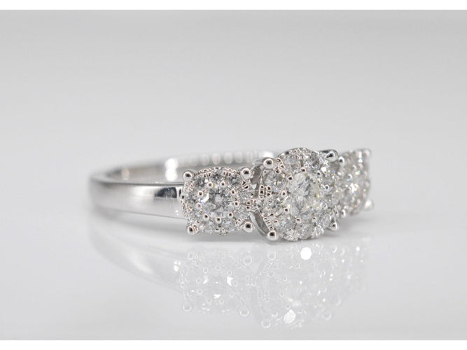 Bague 54 Bague trinité en or blanc avec diamants 58 Facettes 2002