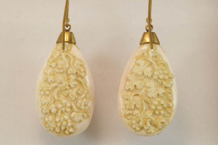 Boucles d'oreilles Boucles d'oreilles en or avec camées de corail antiques 58 Facettes 7664