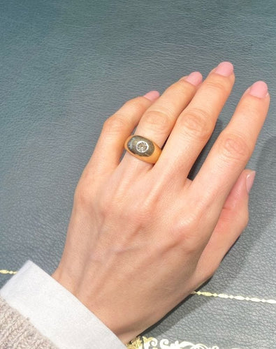 Bombierter Ring aus Gelbgold und Diamant 