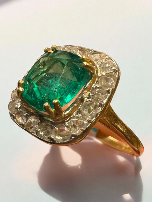 anello in oro giallo con pavé di smeraldi e diamanti