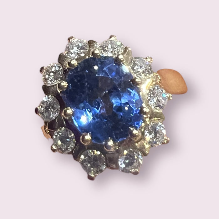 Yellow gold ring with Ceylon sapphire and diamond pavement