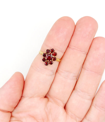 Bague 54.5 Bague marguerite vintage or rose et grenats 58 Facettes A05833