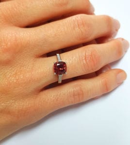 Pirope garnet ve elmaslı yüzük 