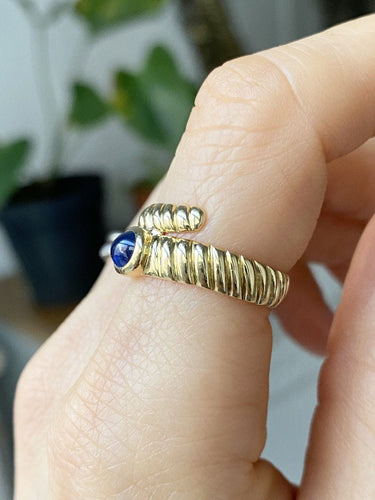 Bague 53 Bague godronnée serpent en or jaune 18k et saphir cabochon 0,55 ct 58 Facettes