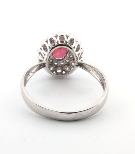 Prsten z bílého zlata s diamanty a centrálním rubínem