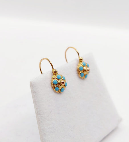 Boucles d'oreilles Boucles d’oreilles dormeuses fleur émail bleu en or 18k 58 Facettes A06471