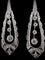 一对镶嵌着明亮钻石的吊坠耳环