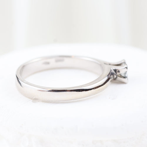 Bague 55 Bague solitaire classique en or blanc 18 carats avec diamant taille brillant 58 Facettes 135024M