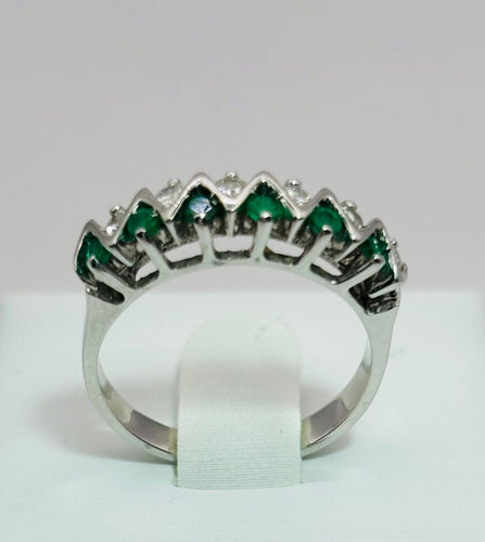 Bague 56 Bague en or blanc avec émeraudes et diamants. 58 Facettes 50163