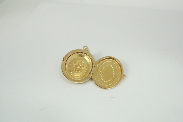 Pendentif Pendentif ovale or jaune, saphirs et perle 58 Facettes SQ5946394