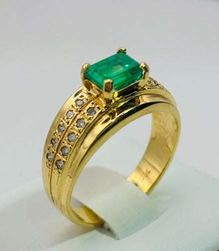 Bague 59 Bague en or jaune avec une émeraude centrale et des diamants. 58 Facettes 50251