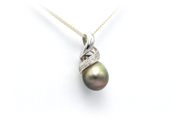 Pendentif Pendentif contemporain en or blanc 18 carats serti d'une perle de Tahiti et de diamants "taille" brillant (+-0.015ct) 58 Facettes B572