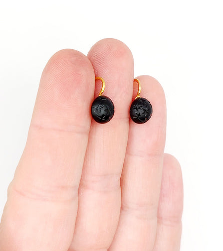 Boucles d'oreilles Dormeuses antique or 18k cabochon de jais gravé d'étoiles (circa 1900) 58 Facettes A06201
