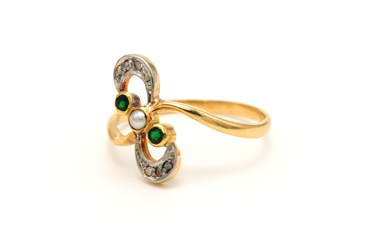 Bague 57 Bague en or jaune et blanc sertie d'une perle, d'émeraudes et de diamants 58 Facettes B367