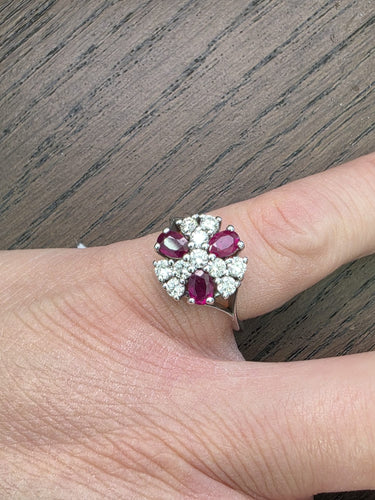 Bague en or blanc avec rubis et diamants