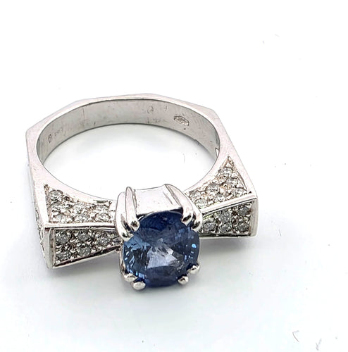 Bague 54 Bague vintage en or blanc avec un saphir central et des diamants environnants 58 Facettes