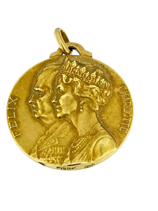 Yellow gold medal pendant by René Cliquet Grand Dukes and Grand Duchesses of Luxembourg